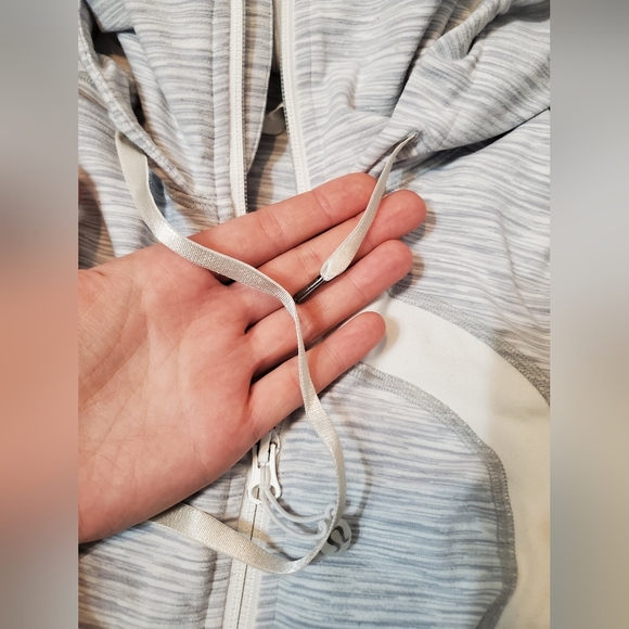 Lululemon Stride zip hooded jacket. Striped. Heathered grey and white. Size 2. - Picture 8 of 16